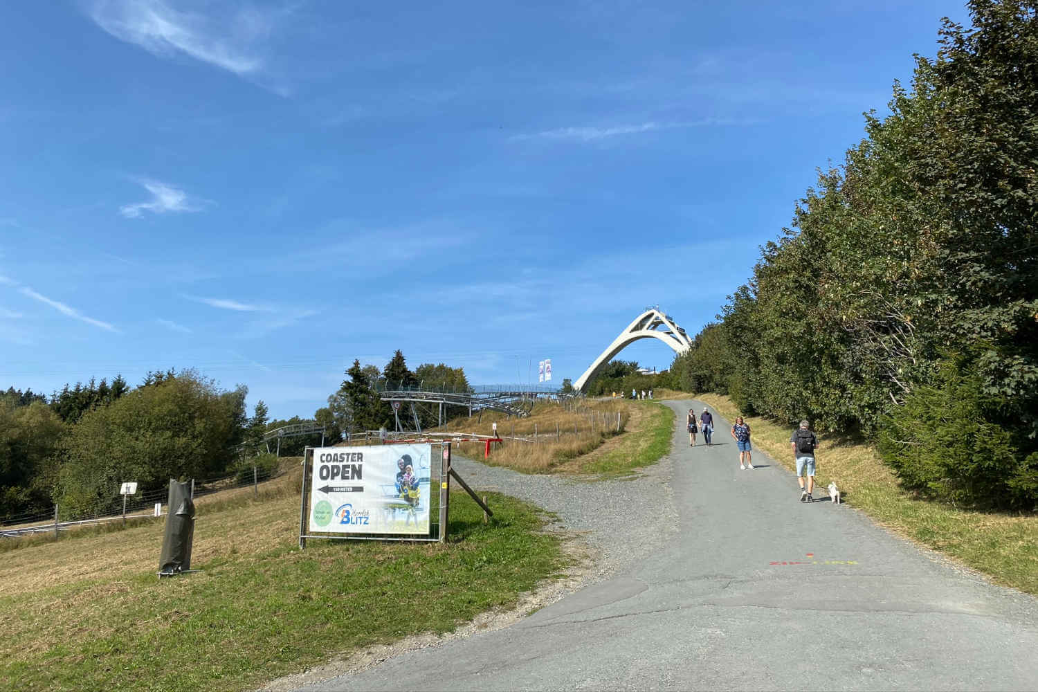 Weg rauf zur Zip-Line in Winterberg mit der Sprungschanze im Hintergrund