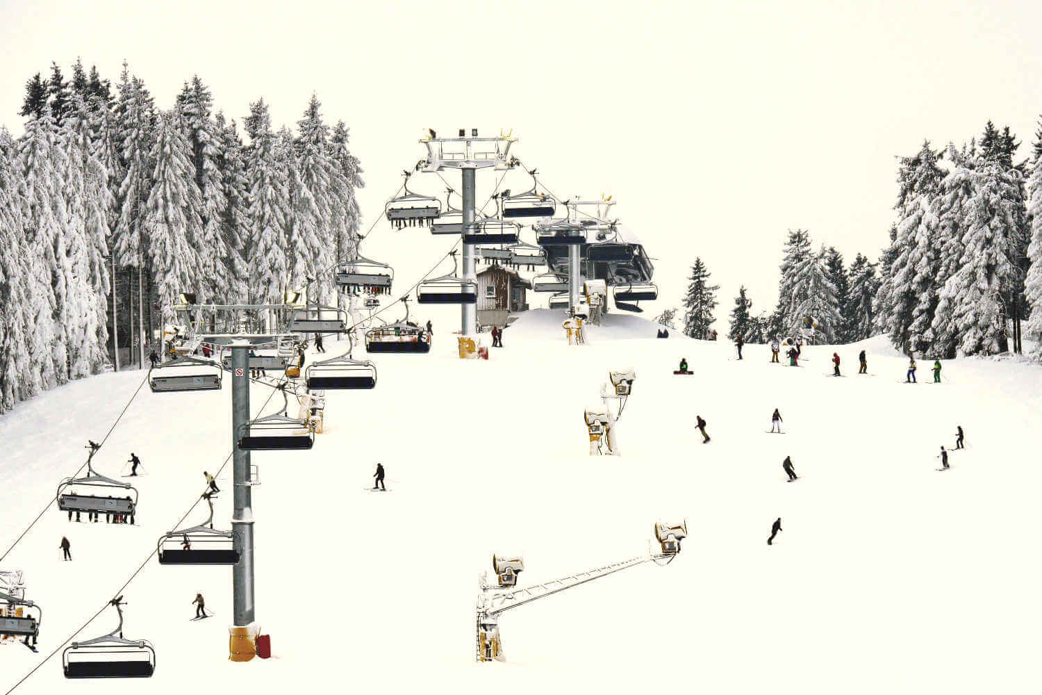 Ein befahrener Skihang mit Sessellift in Winterberg