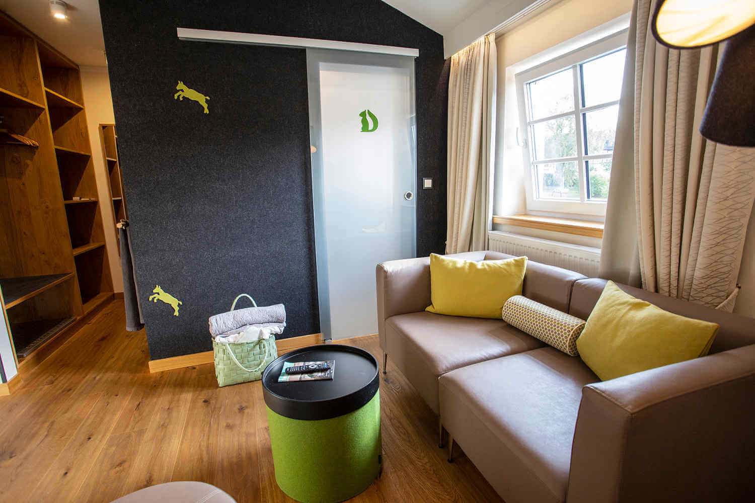 Gemütlicher Sitzbereich im Doppelzimmer "Stammhaus Premium Plus Straßenseite" im Hotel Diedrich, Hallenberg im Sauerland