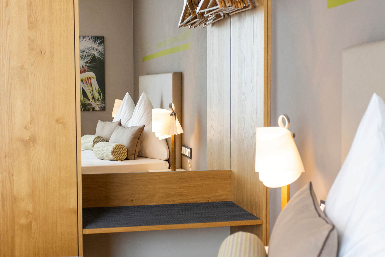 Blick in den Spiegel des Doppelzimmers "Stammhaus Premium Talseite" im Hotel Diedrich, Sauerland