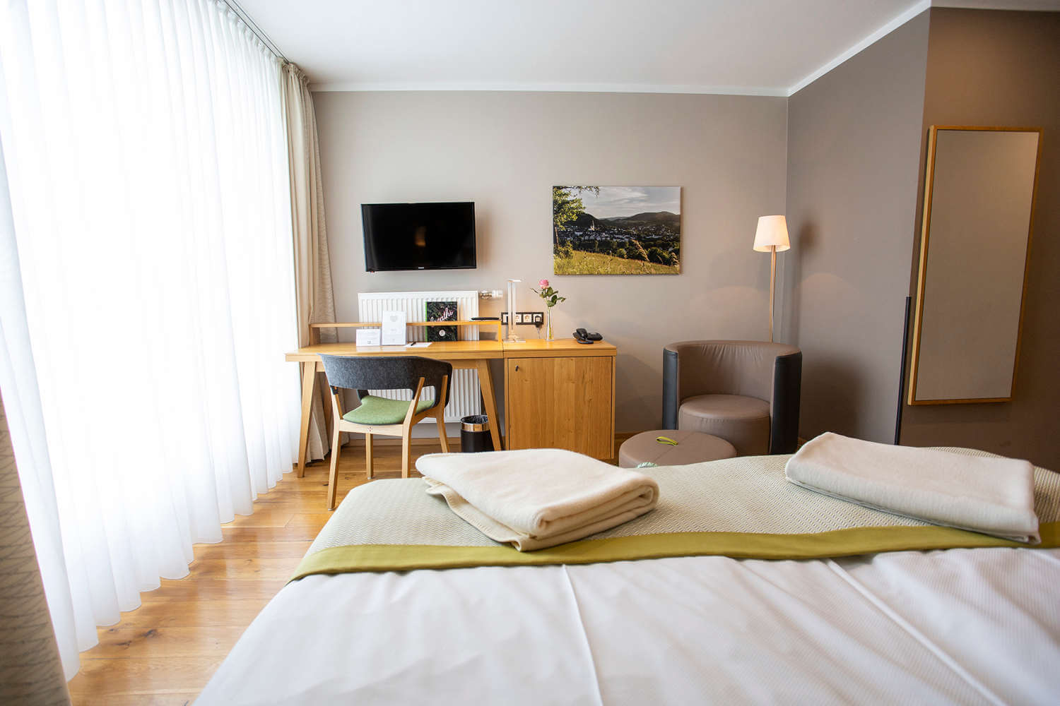 Blick auf den Schreibtisch vom Bett des Doppelzimmer "Stammhaus Premium Talseite" im Hotel Diedrich, Sauerland