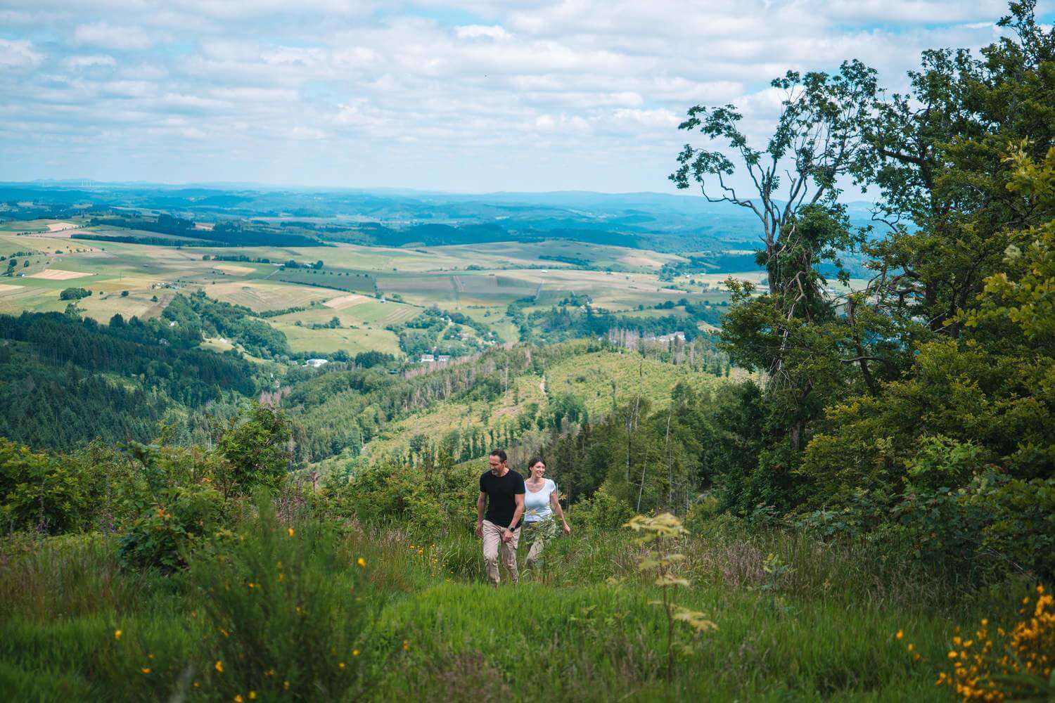 Paar wandert durch die malerische Landschaft des Sauerlands nahe dem Wellnesshotel Diedrich