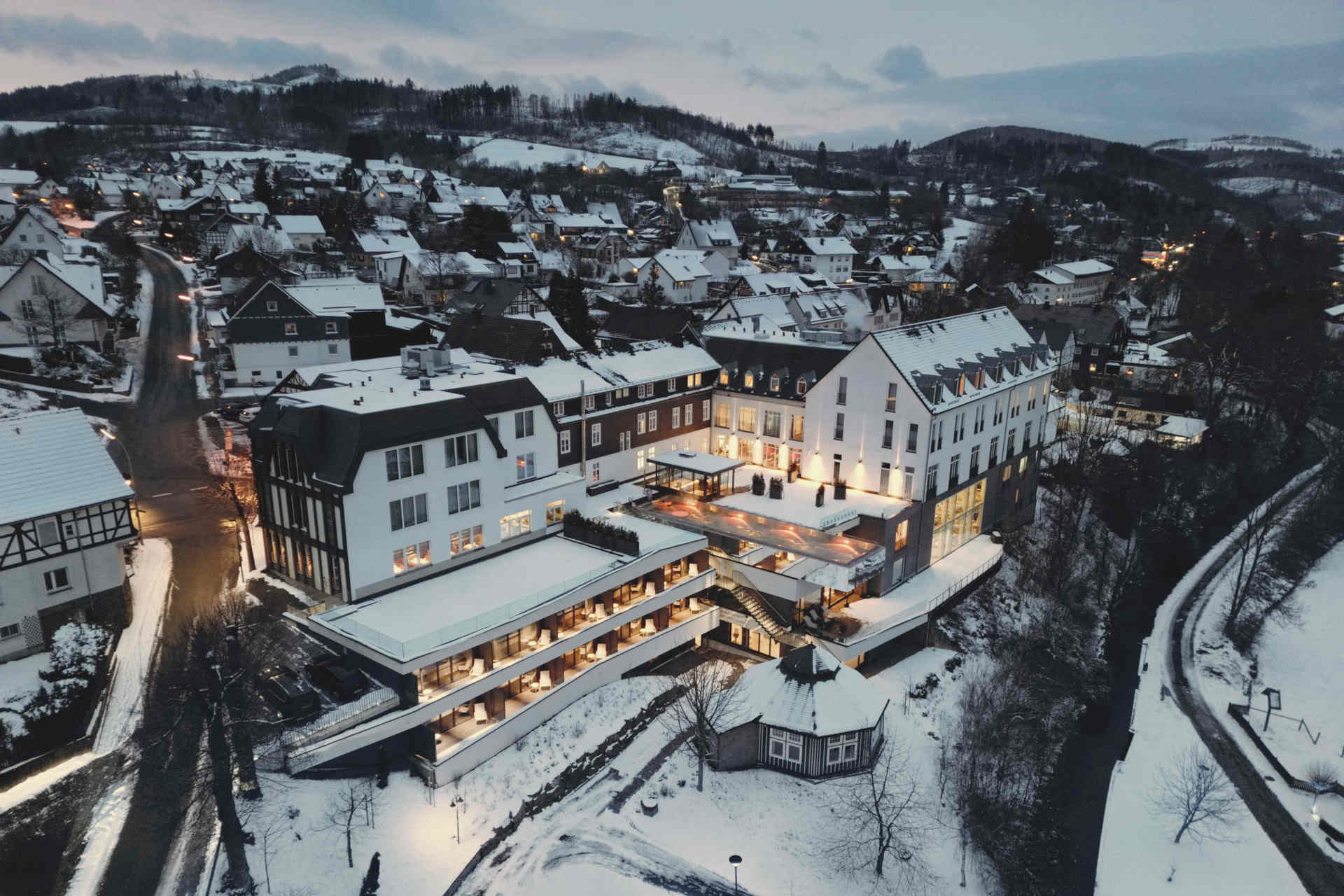 Außenansicht des Hotel Diedrich aus der Luft im Winter mit schneebedeckter Landschaft